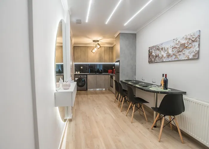 Adriana Luxury * קסטוריה