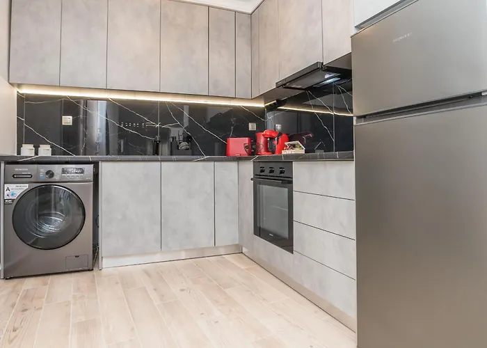 Adriana Luxury * קסטוריה